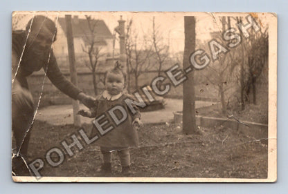 Pohlednice Dítě s dospělým v zahradě (M38565)