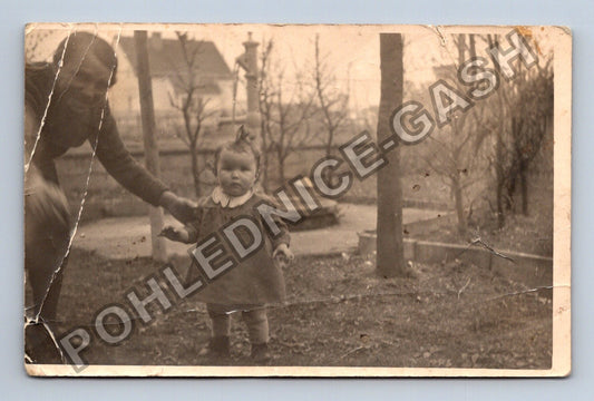 Pohlednice Dítě s dospělým v zahradě (M38565)