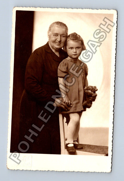 Žena a dítě ateliérová fotografie Mělník (M38569)
