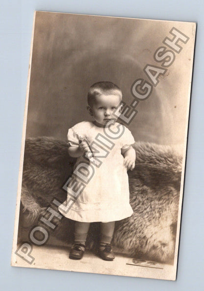 Stará fotografie Dítě v ateliéru na kožešině (M38574)