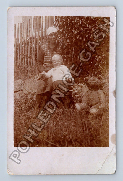 Pohlednice Žena s dítětem a medvídkem v zahradě (M38576)