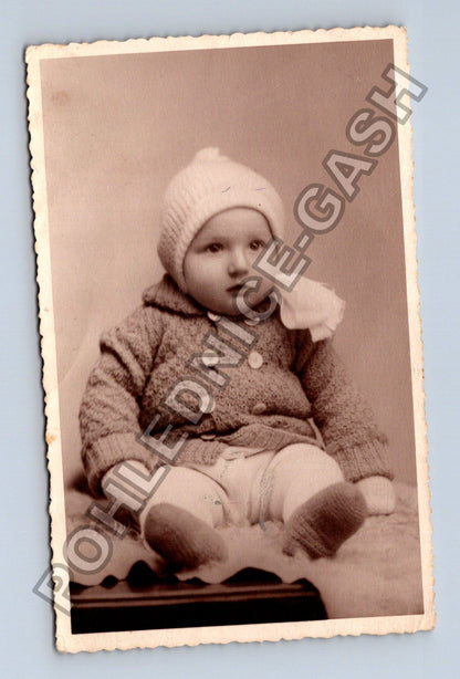 Dítě v čepici a svetru ateliérová fotografie (M38577)