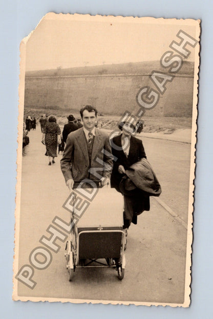 Stará fotografie Pár s kočárkem u hradeb (M38578)