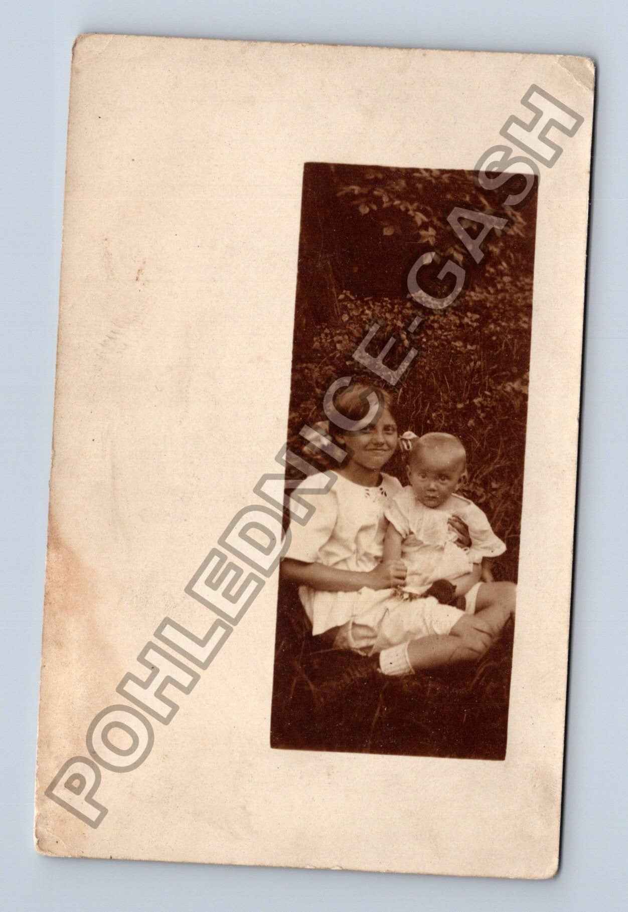 Pohlednice Dvě děti v trávě (M38581)