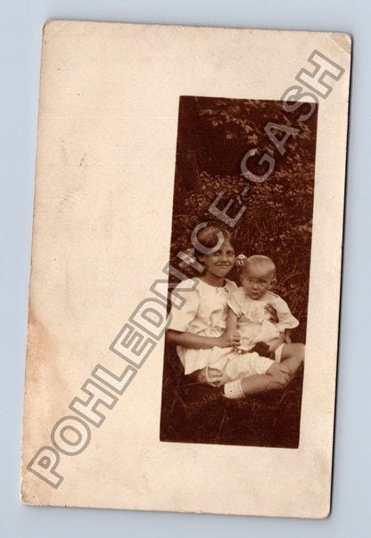 Pohlednice Dvě děti v trávě (M38581)