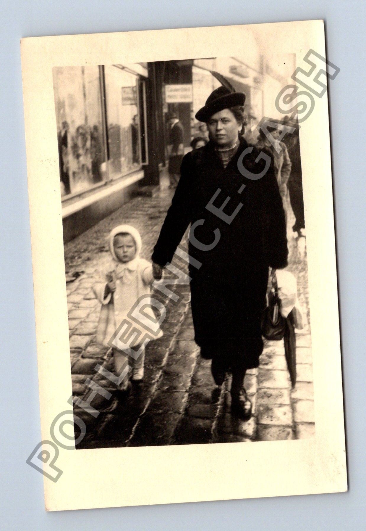 Pohlednice Žena s dítětem na ulici (M38583)
