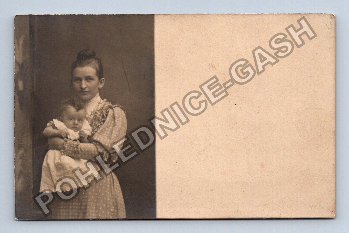Pohlednice Matka s dítětem ateliérová fotografie (M38584)