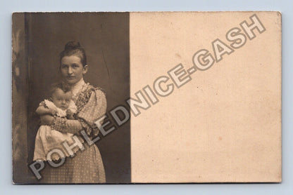 Pohlednice Matka s dítětem ateliérová fotografie (M38584)