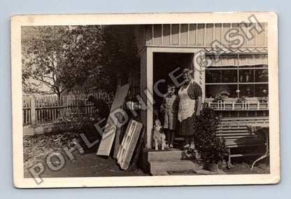 Pohlednice žena chlapec pes u domku (M38585)