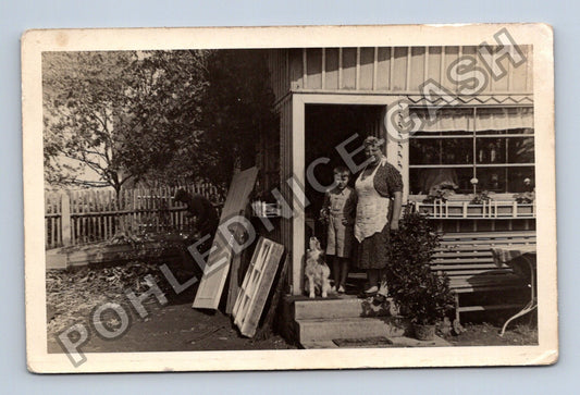 Pohlednice žena chlapec pes u domku (M38585)