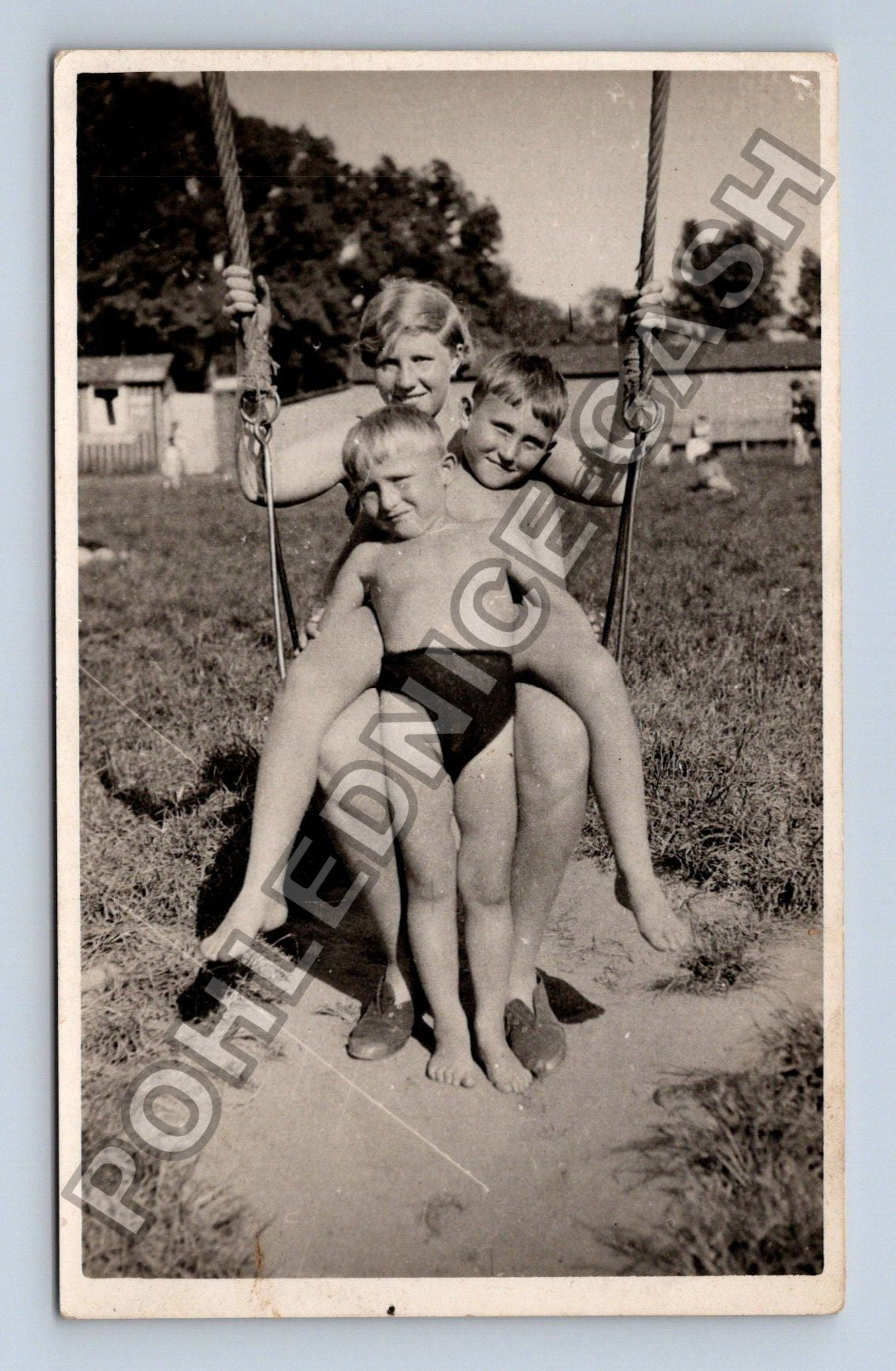 Stará fotografie Děti v plavkách na hřišti (M38586)