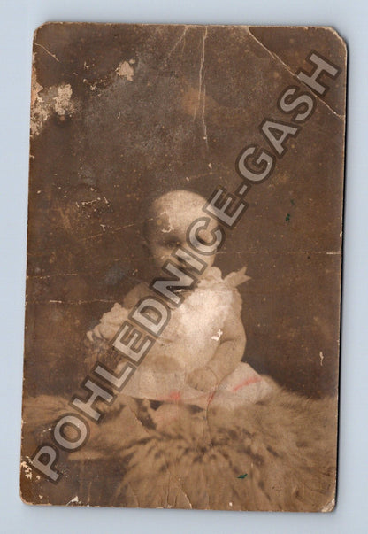 Stará fotografie Dítě v krajkovém oblečení 1913 (M38588)