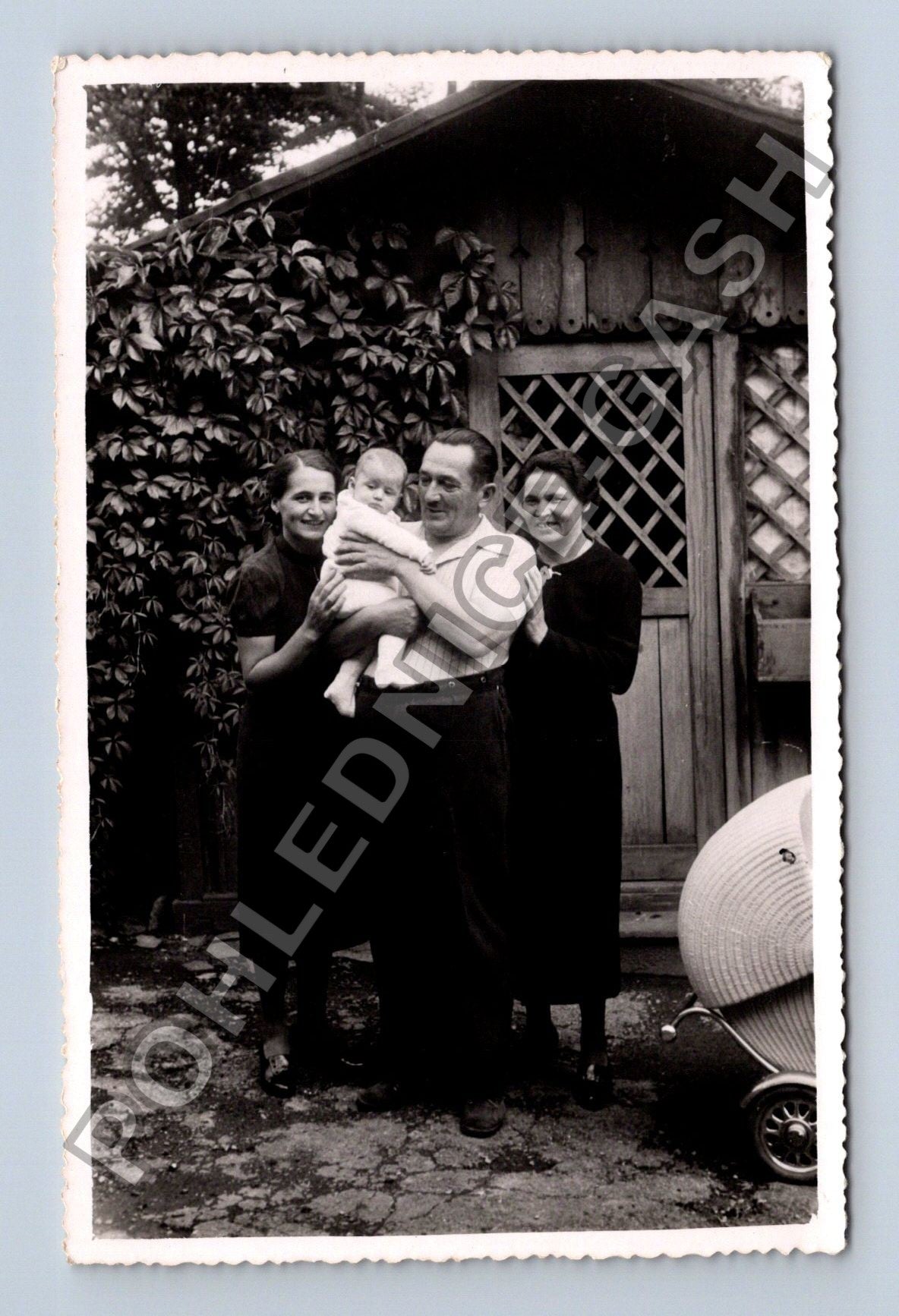 Pohlednice Rodinná fotografie s dítětem kočárek (M38590)