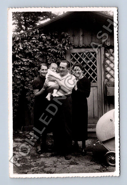 Pohlednice Rodinná fotografie s dítětem kočárek (M38590)