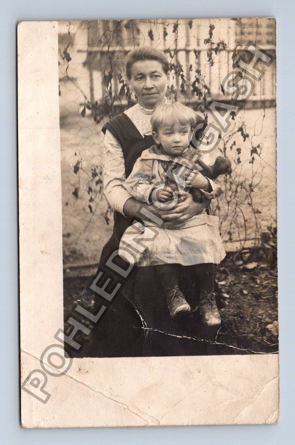 Pohlednice Matka s dítětem portrét (M38591)