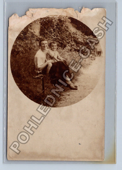 Pohlednice Žena s dítětem v přírodě (M38593)