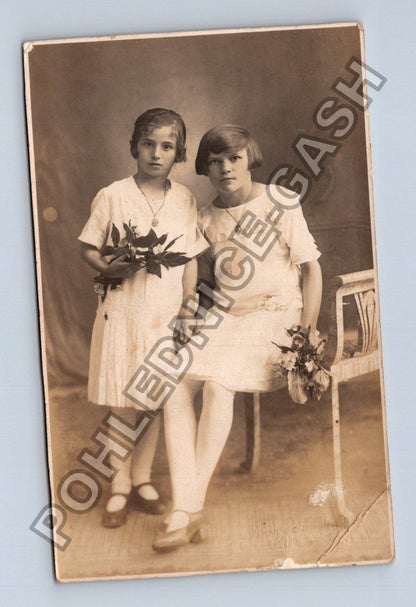 Dvě dívky s květinami ateliérová fotografie (M38595)
