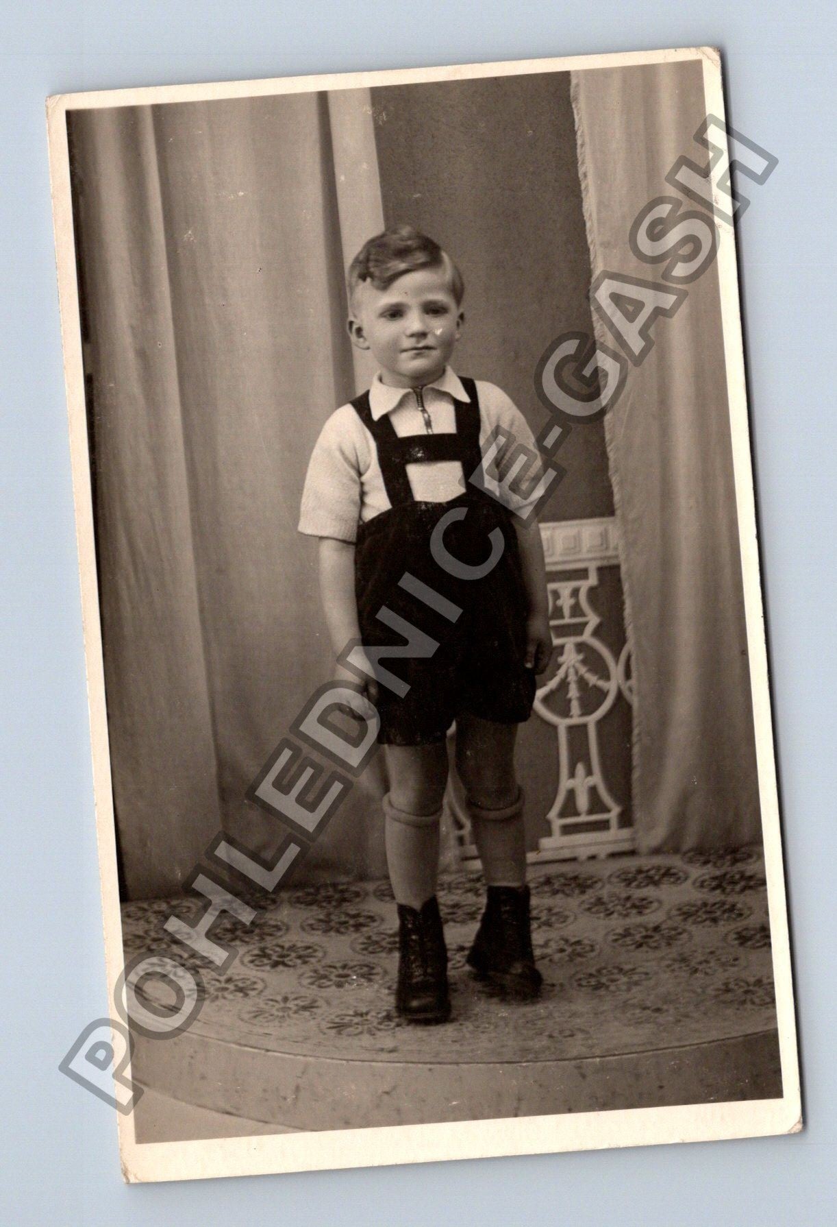 Chlapec v krojovém oblečení ateliérová fotografie (M38596)