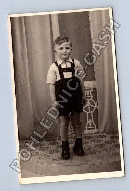 Chlapec v krojovém oblečení ateliérová fotografie (M38596)