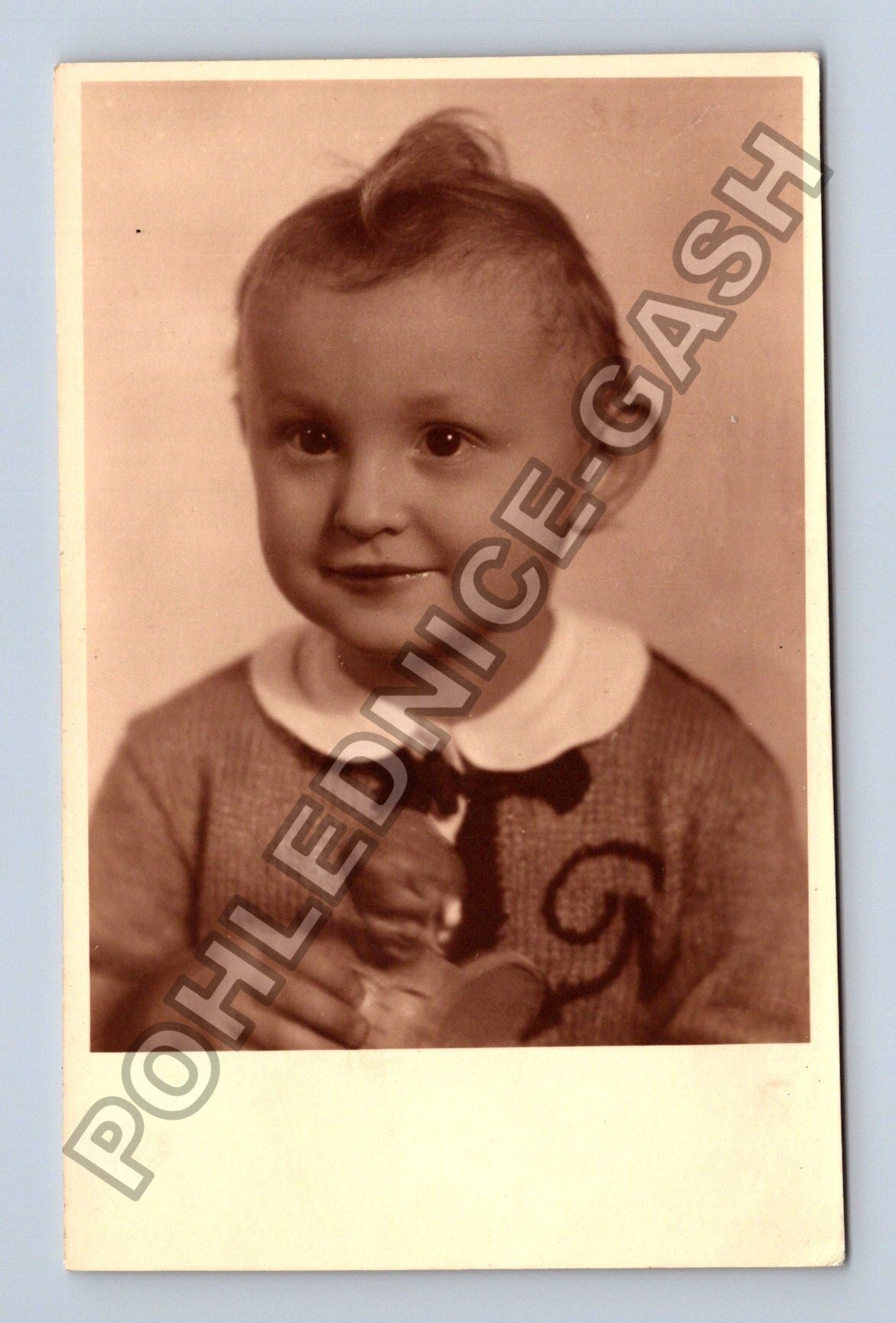Dítě s hračkou ateliérová fotografie (M38598)