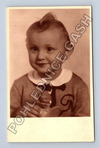 Dítě s hračkou ateliérová fotografie (M38598)