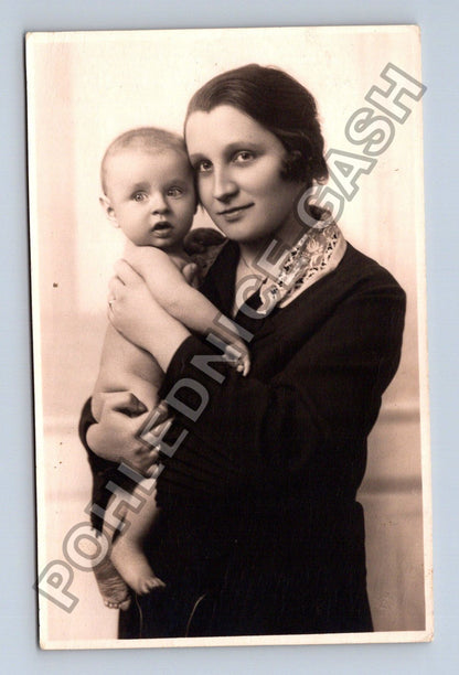 Pohlednice Matka s dítětem rodinná fotografie (M38601)