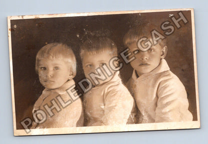 Pohlednice Tři chlapci portrét (M38608)