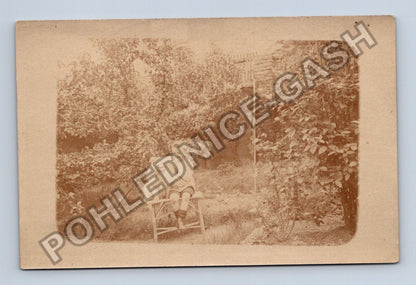 Pohlednice chlapec pes v zahradě (M38614)