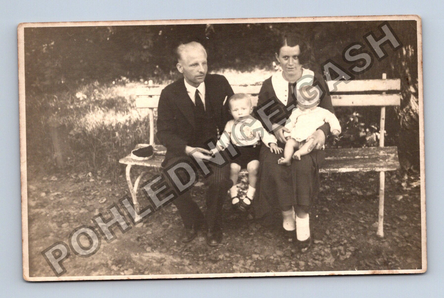 Pohlednice Rodina s dětmi na lavičce (M38615)