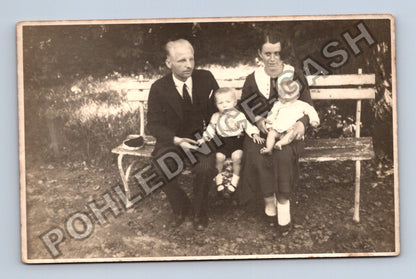 Pohlednice Rodina s dětmi na lavičce (M38615)