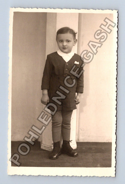 Pohlednice Chlapec v obleku ateliérová fotografie (M38620)