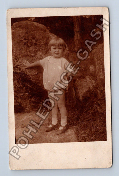 Stará fotografie Dítě u skály (M38623)