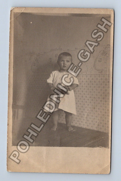 Stará fotografie Dítě v ateliéru (M38624)