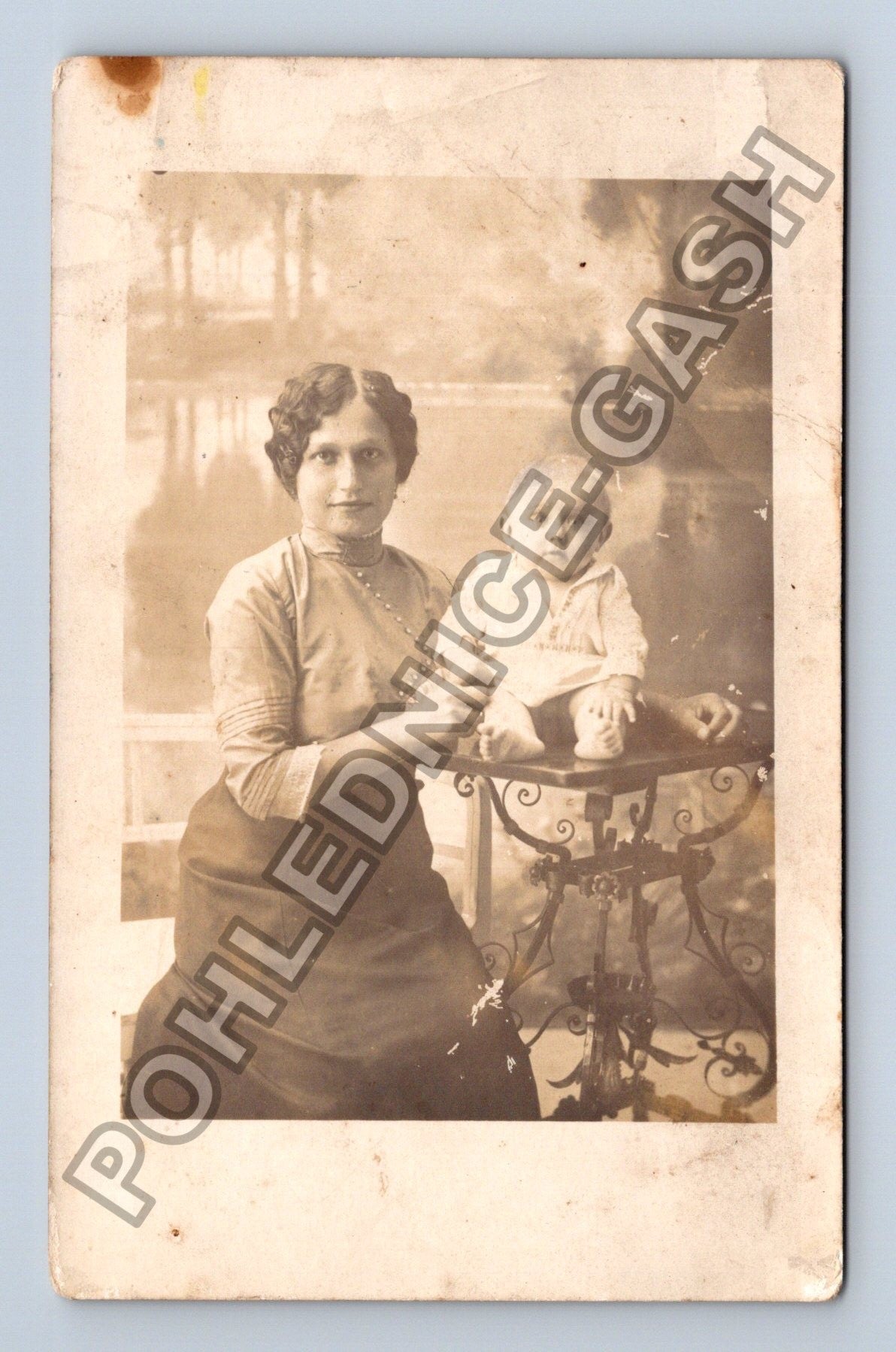 Beroun ateliérová fotografie žena s dítětem (M38628)