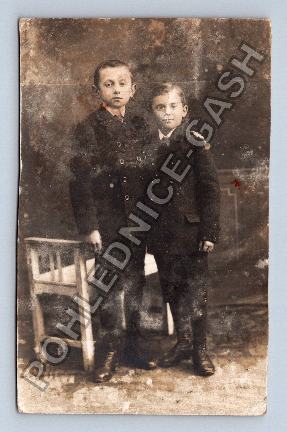 Pohlednice dva chlapci ateliérová fotografie (M38629)