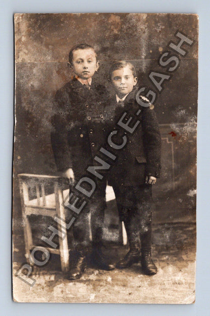 Pohlednice dva chlapci ateliérová fotografie (M38629)