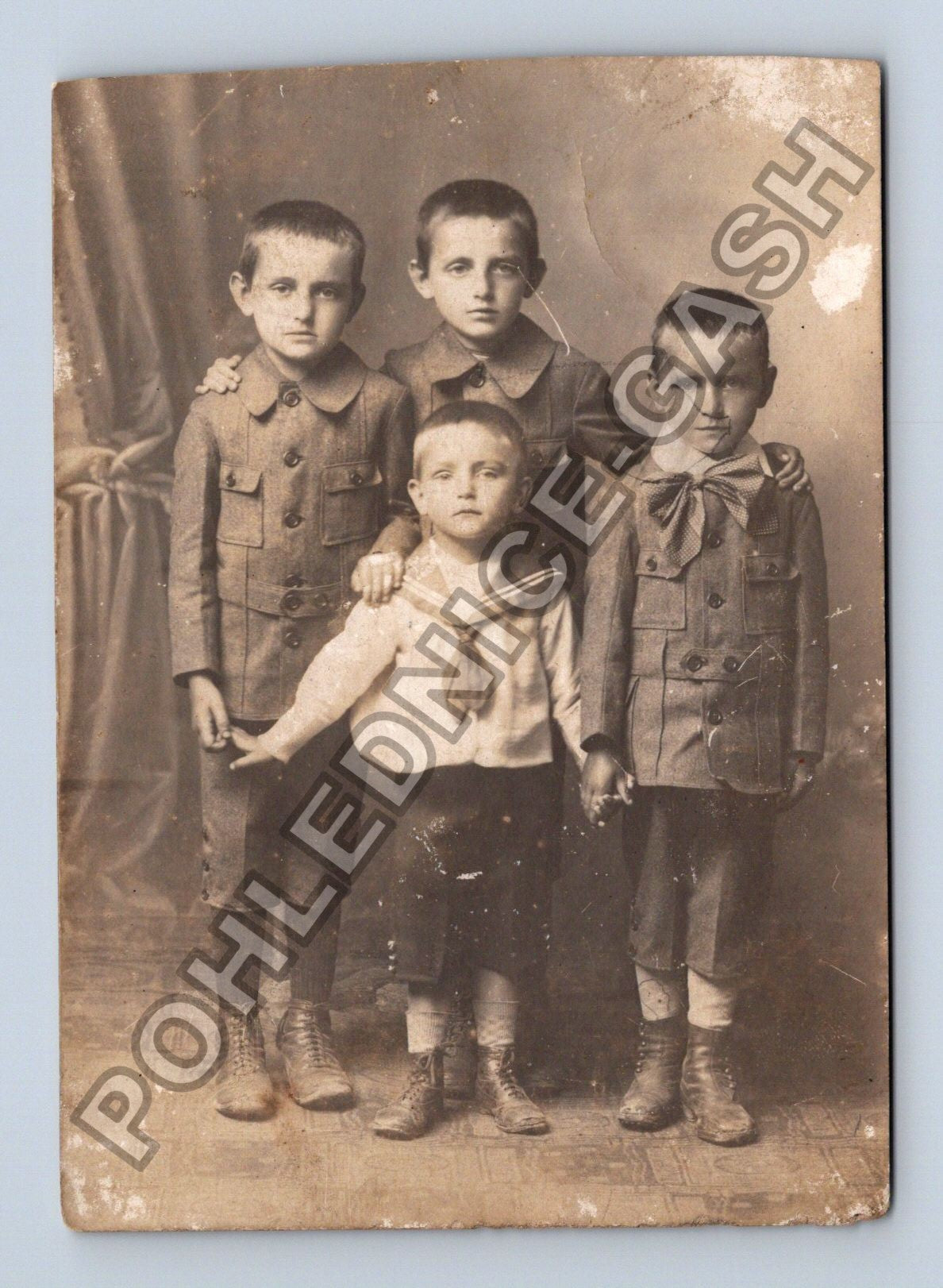 Pohlednice Čtyři chlapci v ateliéru (M38631)