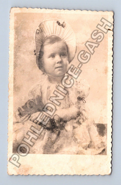 Dítě v klobouku ateliérová fotografie (M38633)