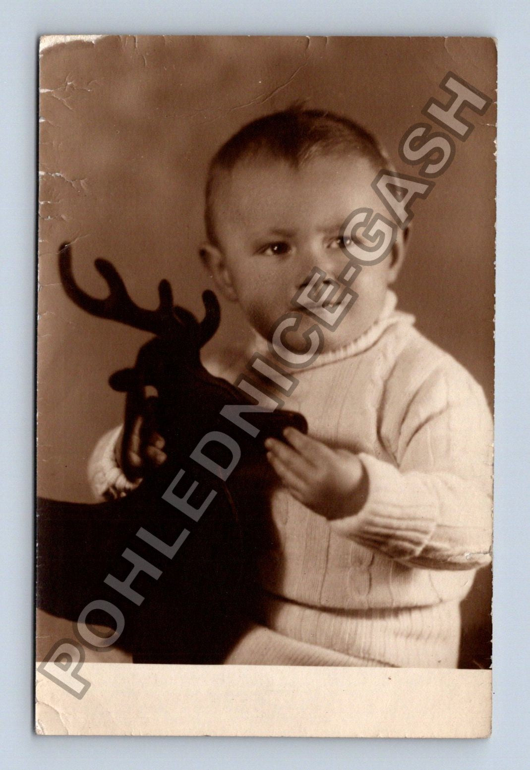 Pohlednice dítě s hračkou jelen Foto Saša Praha (M38636)