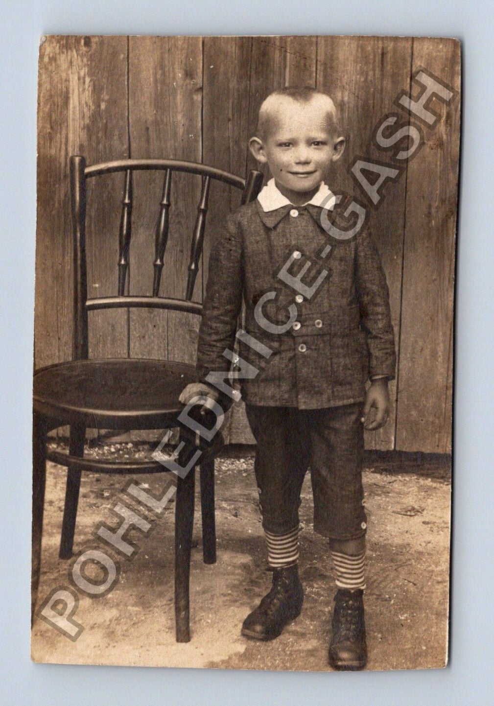 Stará fotografie Chlapec s židlí ateliér Melník Podol (M38637)