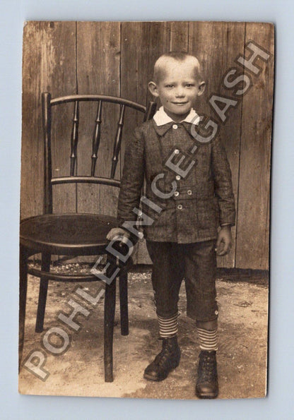 Stará fotografie Chlapec s židlí ateliér Melník Podol (M38637)