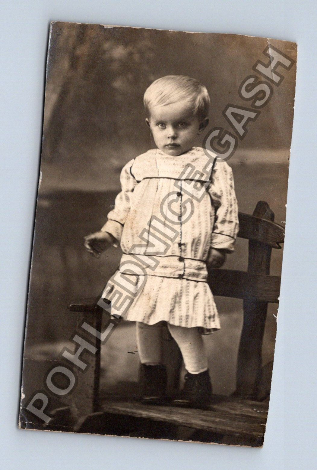 Chlapec v pruhovaných šatech ateliérová fotografie (M38639)