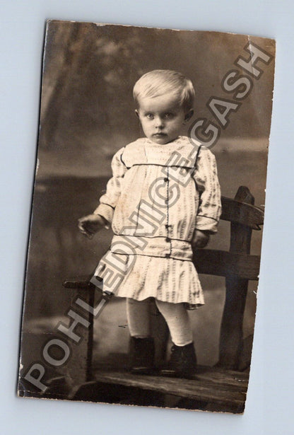 Chlapec v pruhovaných šatech ateliérová fotografie (M38639)