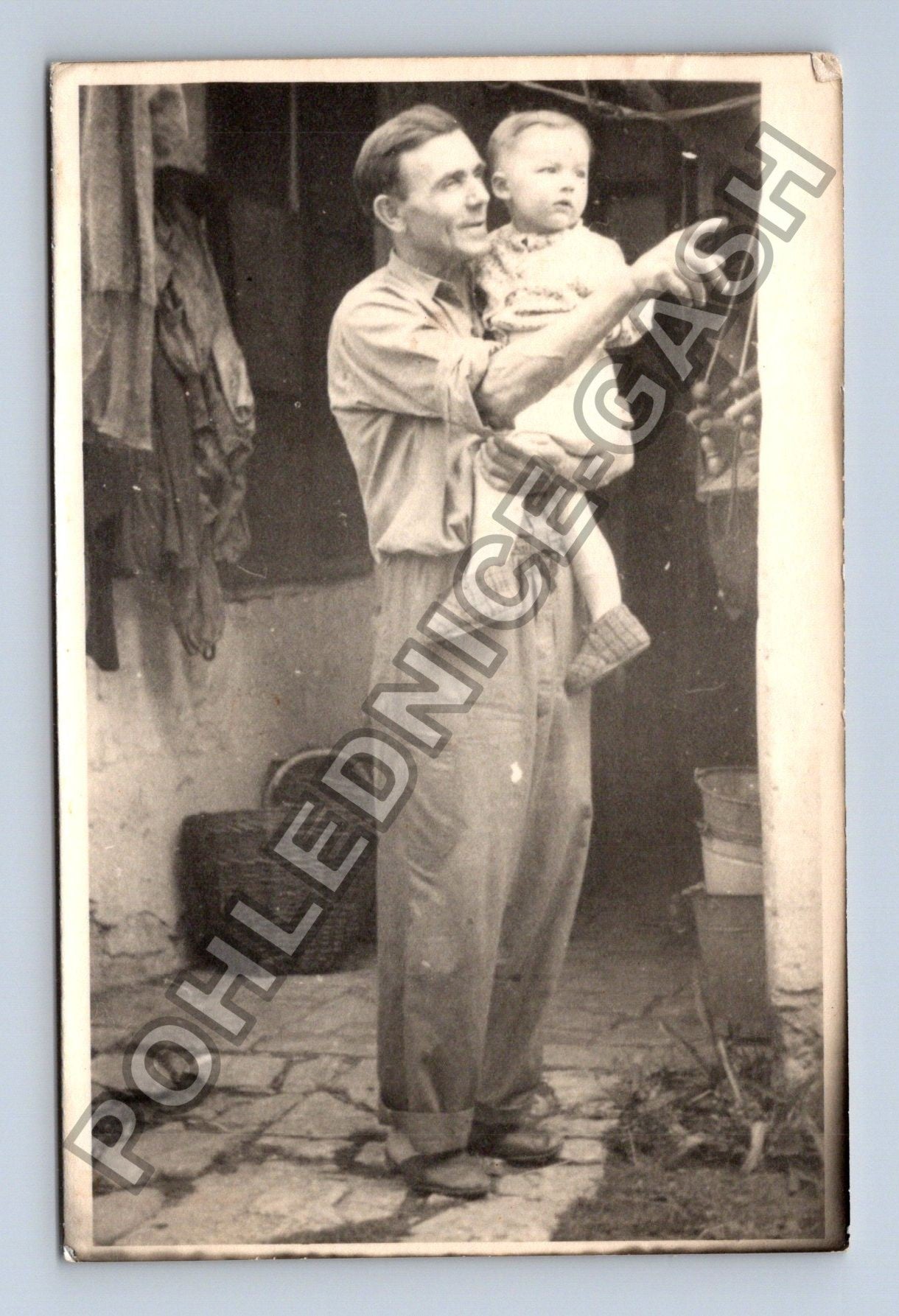 Stará fotografie Muž s dítětem v náručí (M38640)