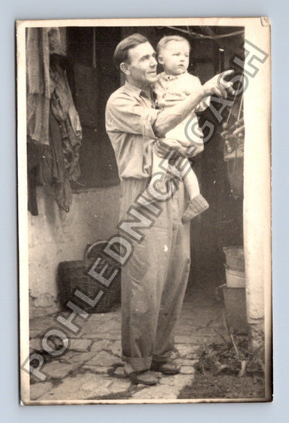 Stará fotografie Muž s dítětem v náručí (M38640)