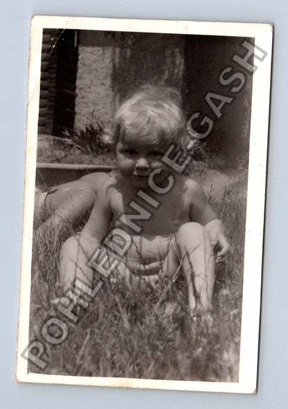 Stará fotografie Dítě v trávě (M38648)