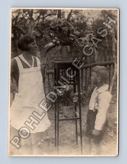 Stará fotografie Hvozdnice 1932 žena s chlapcem v zahradě (M38649)