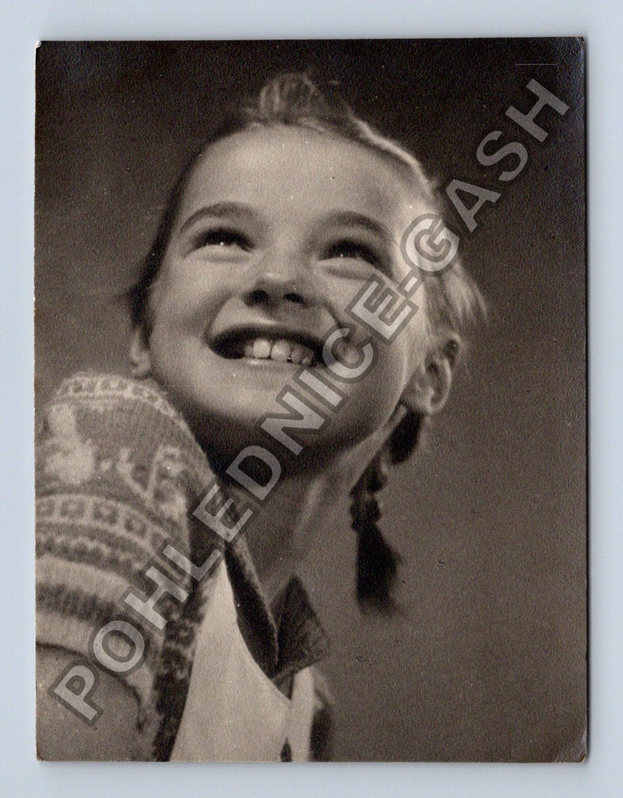Stará fotografie Vánoce 1950 dívka úsměv (M38650)
