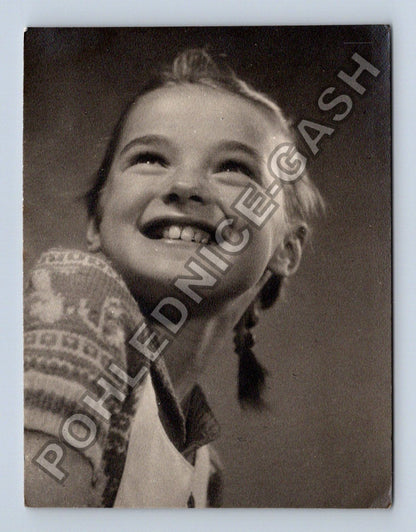 Stará fotografie Vánoce 1950 dívka úsměv (M38650)