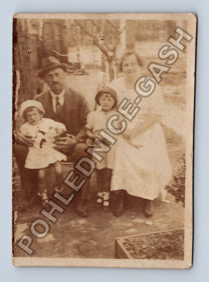 Rodinná fotografie muž žena dvě děti (M38651)